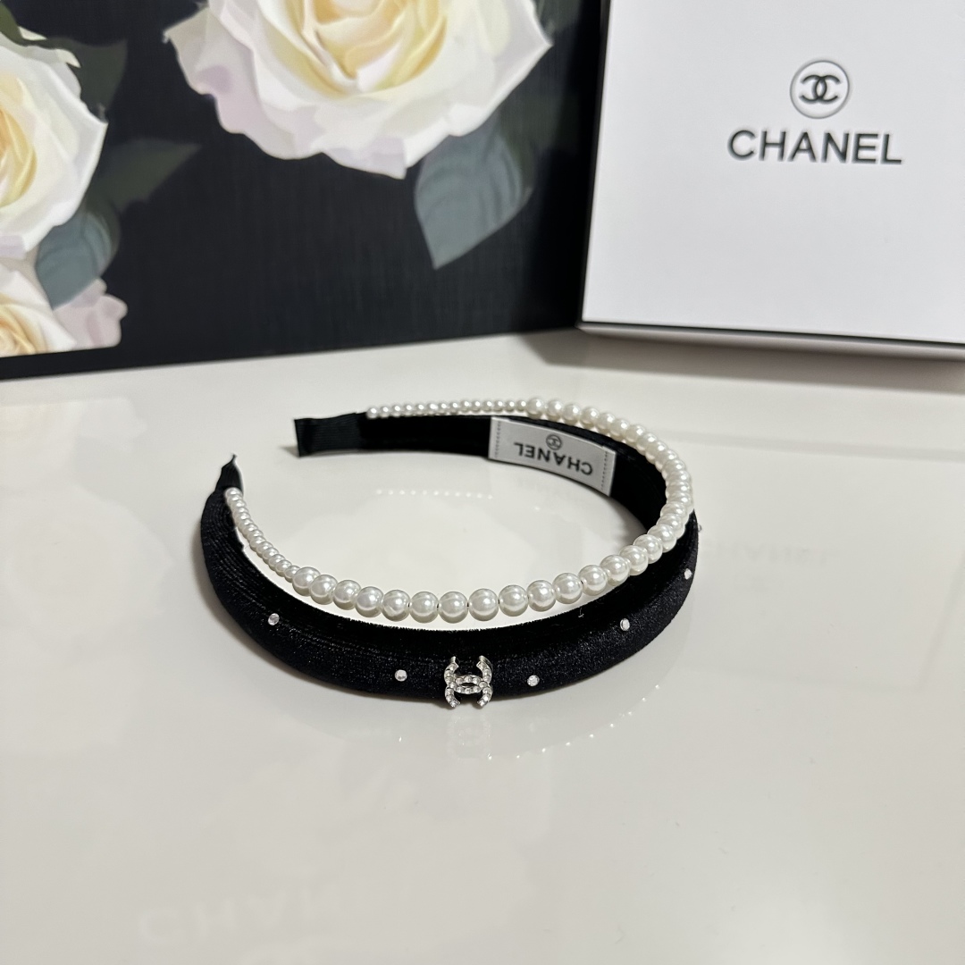  配专柜包装
Chanel（香奈儿）最新发箍
小仙女快入手
特殊材质 不嘞头
可盐可甜～