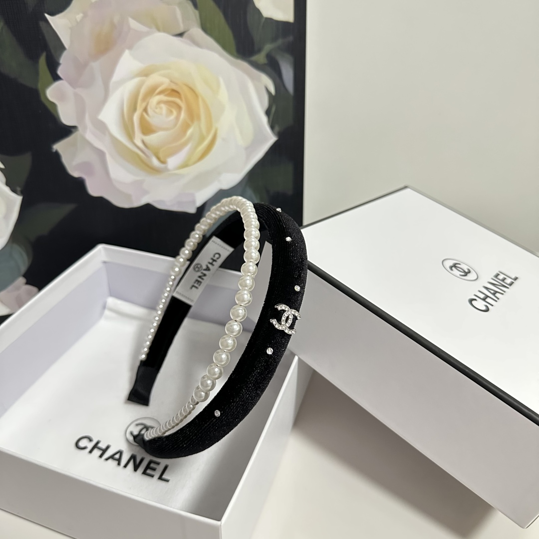  配专柜包装
Chanel（香奈儿）最新发箍
小仙女快入手
特殊材质 不嘞头
可盐可甜～