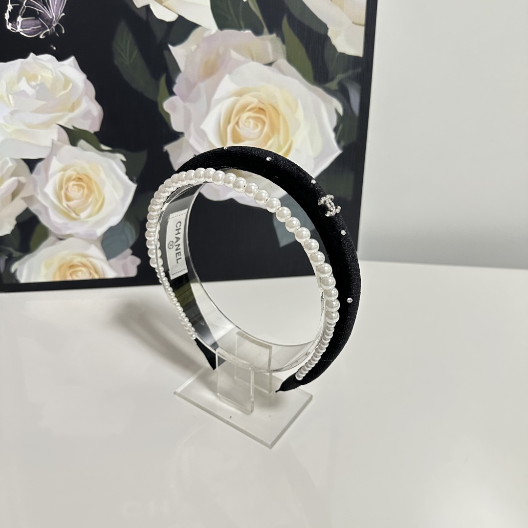  配专柜包装
Chanel（香奈儿）最新发箍
小仙女快入手
特殊材质 不嘞头
可盐可甜～