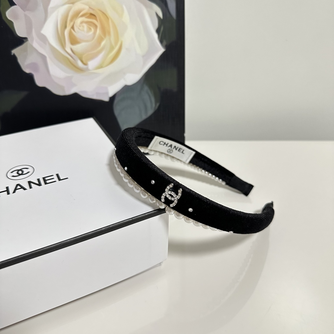  配专柜包装
Chanel（香奈儿）最新发箍
小仙女快入手
特殊材质 不嘞头
可盐可甜～