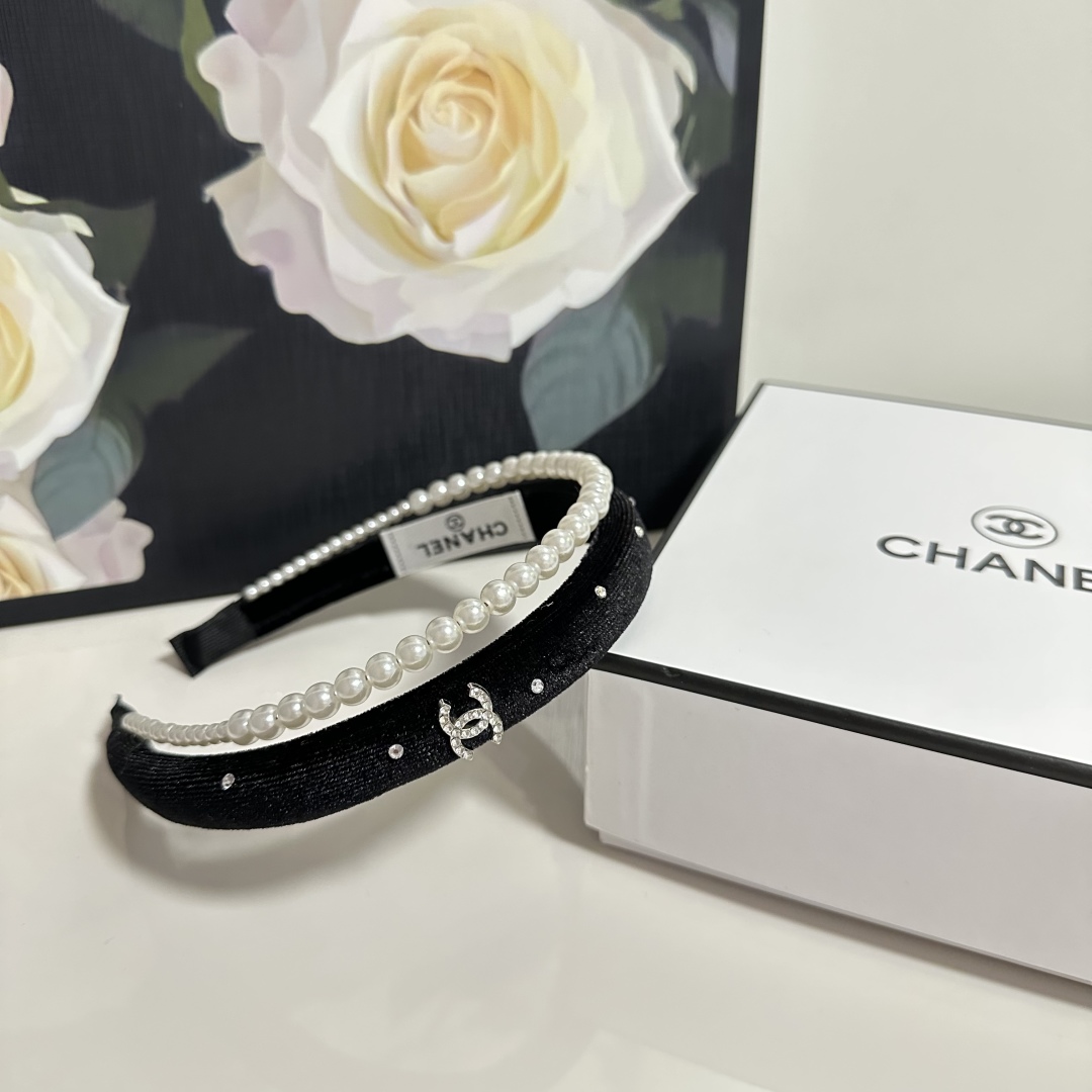  配专柜包装
Chanel（香奈儿）最新发箍
小仙女快入手
特殊材质 不嘞头
可盐可甜～