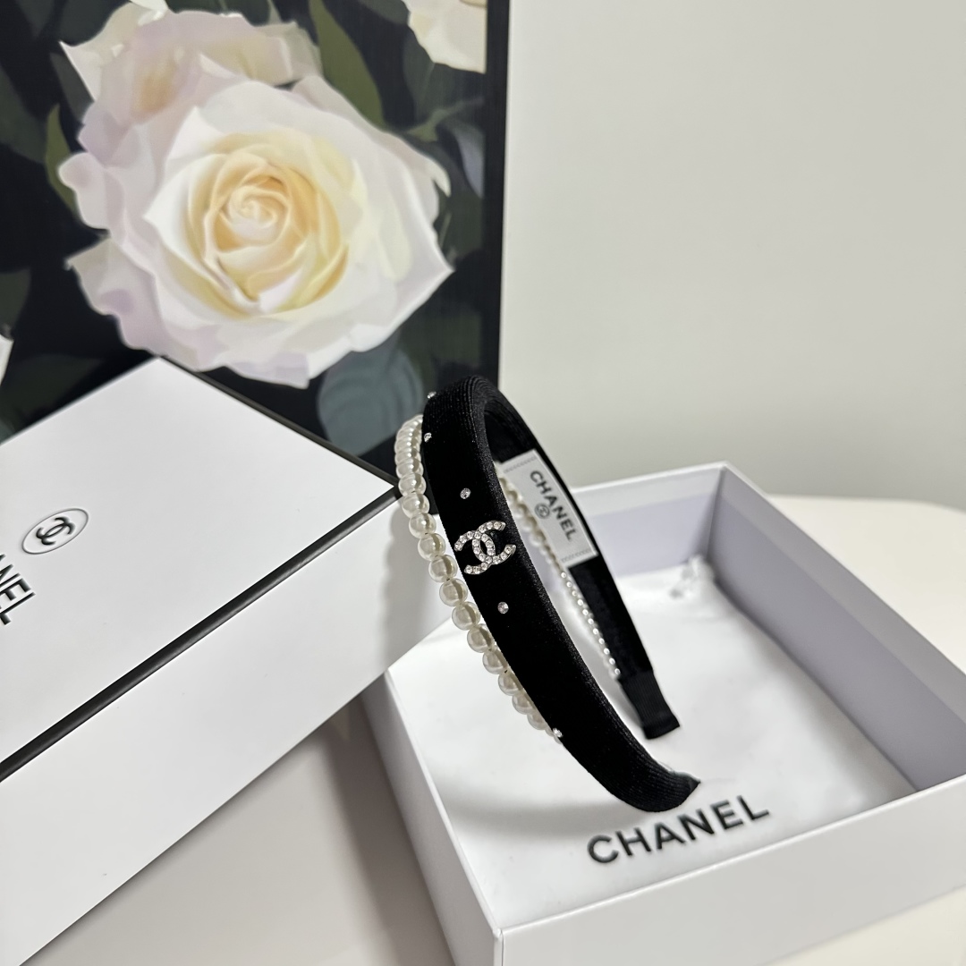  配专柜包装
Chanel（香奈儿）最新发箍
小仙女快入手
特殊材质 不嘞头
可盐可甜～