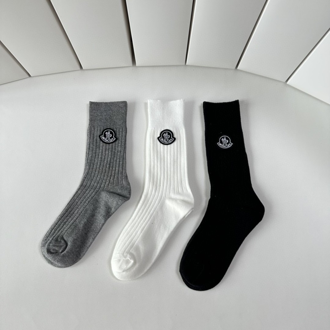 NO:299605,Special package Chanel (Chanel) new classic mid-length jewelry socks piled up socks!  A box of three pairs, a counter-simultaneous socks, a big brand is on the street, a trendy man must have super easy to match. Socks, socks, chanel, chanel, socks19860909特配包装 Chanel（香奈儿）新款经典中长款饰品袜堆堆袜袜子！一盒三双, 专柜同步筒款袜子,大牌出街,潮人必备超好搭.袜子,袜子,chanel,chanel,socks,accessory