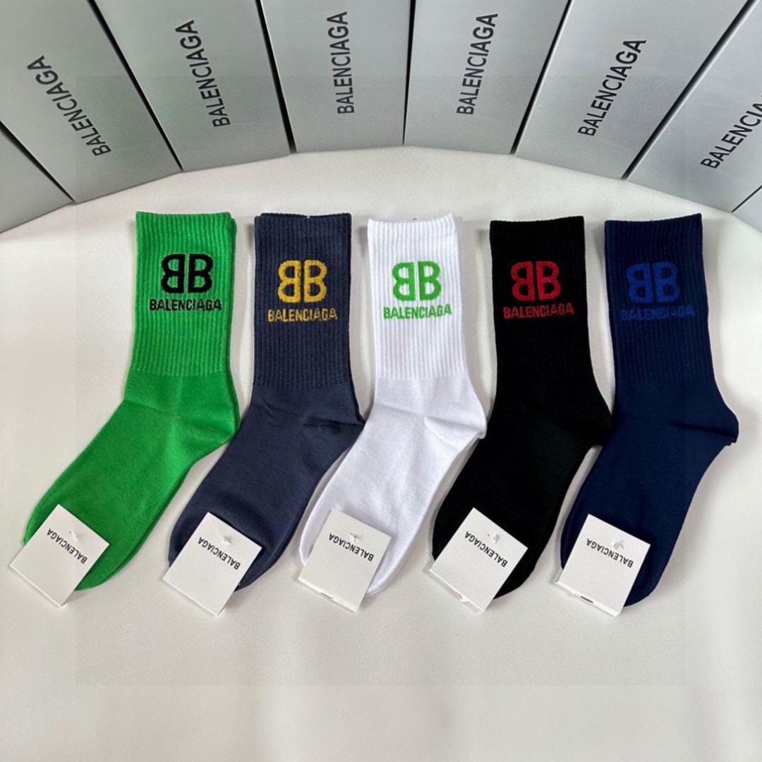 NO:299607,Special package Balenciaga new classic mid-length stacked socks!  One box of five pairs, counter synchronous socks, big brands are on the street, trendy people must have super easy to match. Socks, socks, balenciaga, balenciaga, socks19860909特 配包装 Balenciaga（巴黎世家）新款经典中长款堆堆袜袜子！一盒五双, 专柜同步筒袜袜子,大牌出街,潮人必备超好搭.袜子,袜子,balenciaga,balenciaga,socks,accessory