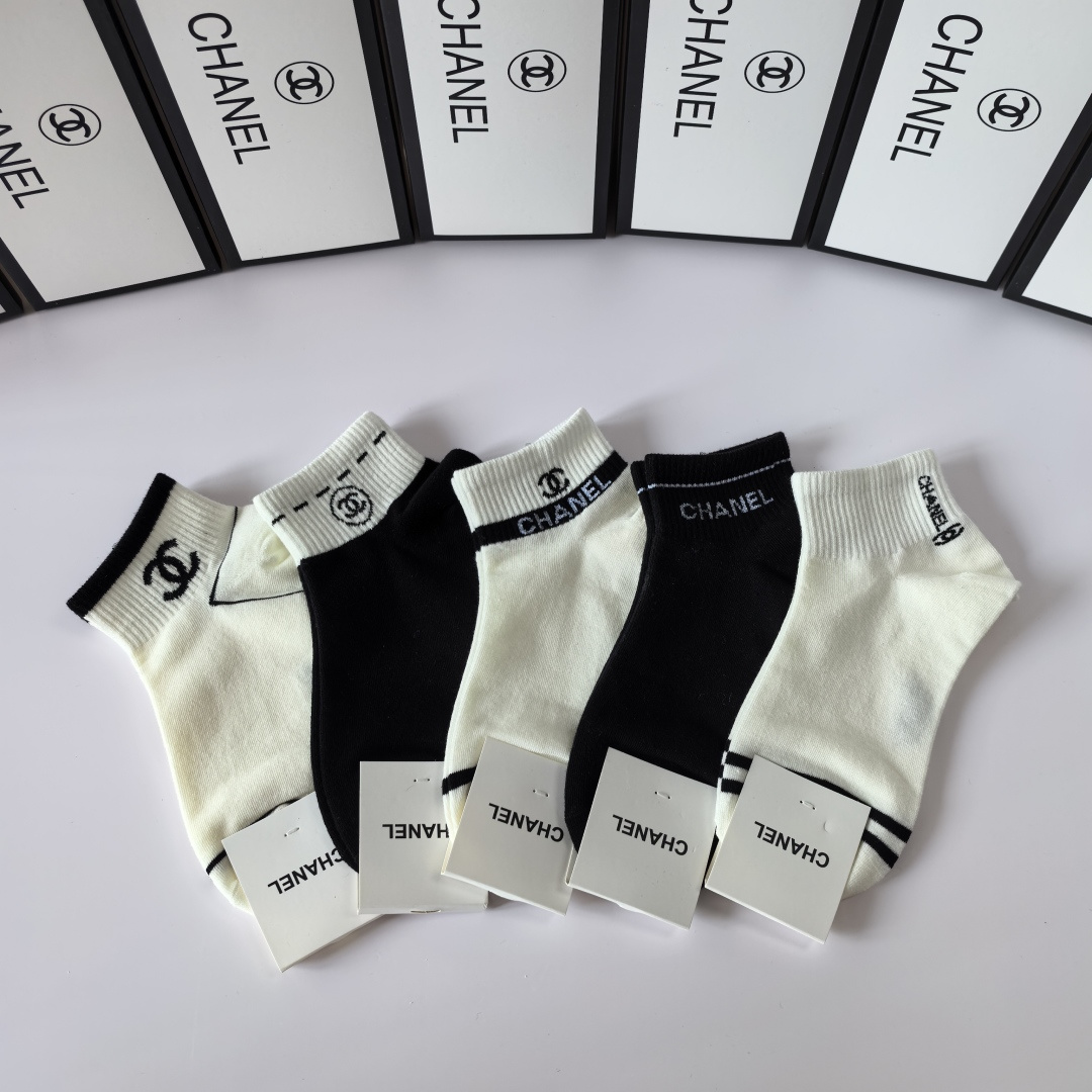 NO:299608,Special counter packaging Chanel (Chanel) new medium and short style pile socks!  One box of five pairs, counter synchronous socks, big brands on the street, trendy people must have super easy to match socks, socks, chanel, chanel, socks19860909特配专柜包装 Chanel(香奈儿) 新款中短款堆堆袜袜子！一盒五双,专柜同步筒袜袜子,大牌出街,潮人必备超好搭袜子,袜子,chanel,chanel,socks,accessory