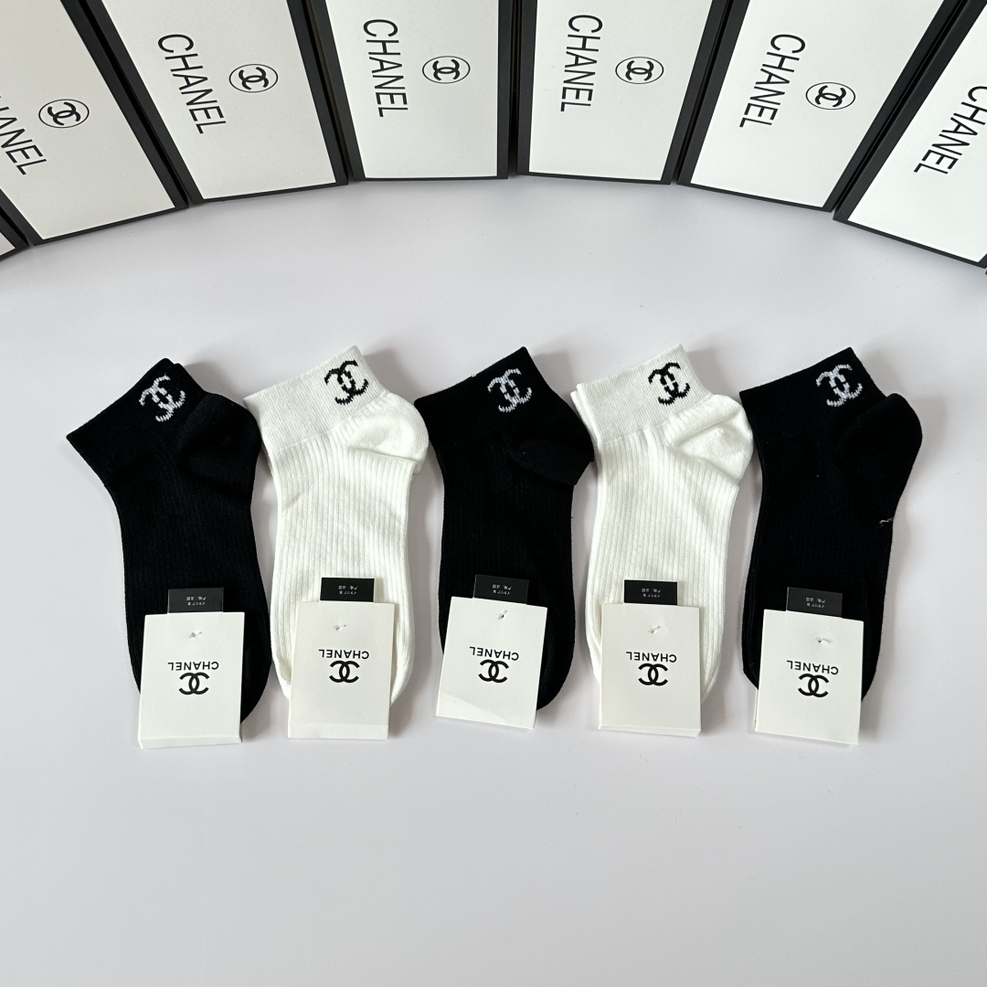 NO:299616,Special counter packaging Chanel (Chanel) new mid-length stacked socks and socks!  One box of five pairs, counter synchronous socks, big brands on the street, trendy people must have super easy to match socks, socks, chanel, chanel, socks19860909特配专柜包装 Chanel（香奈儿）新款中长款堆堆袜袜子！一盒五双,专柜同步筒袜袜子,大牌出街,潮人必备超好搭袜子,袜子,chanel,chanel,socks,accessory