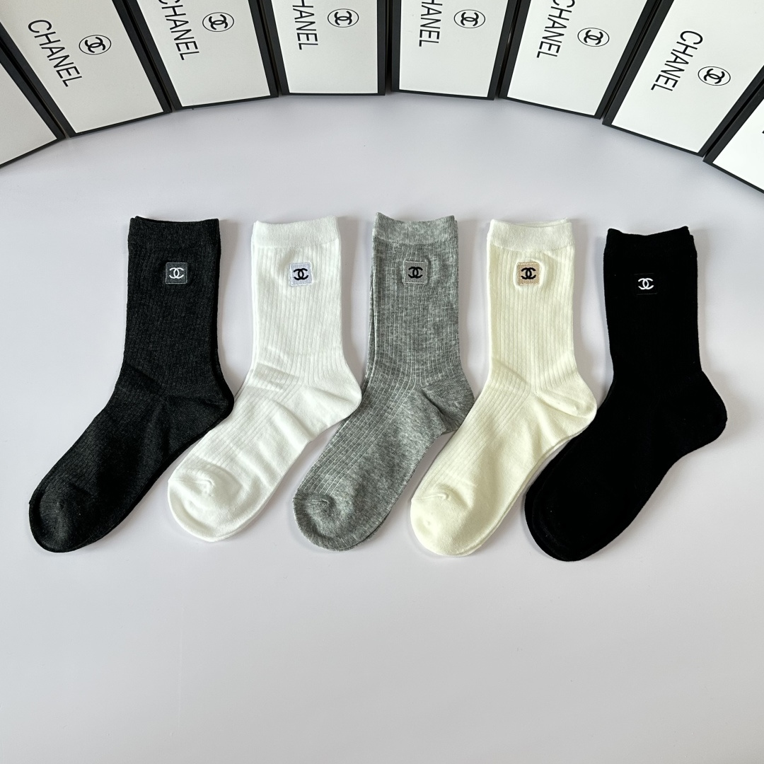 NO:299619,Special Package Chanel (Chanel) new classic embroidered mid-length stacked socks!  One box and five pairs, counter synchronous socks, big brands are on the street, trendy people must have super easy to match. Socks, socks, chanel, chanel, socks19860909特配包装 Chanel（香奈儿）新款经典刺绣中长款堆堆袜袜子！一盒五双, 专柜同步筒袜袜子,大牌出街,潮人必备超好搭.袜子,袜子,chanel,chanel,socks,accessory
