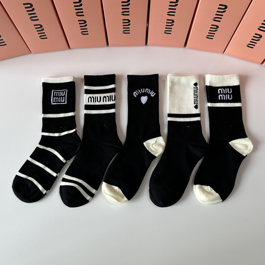NO:299637,Special counter packaging MiuMiu (MuMiu) new mid-length stacked socks and socks!  One box of five pairs, counter synchronous socks, big brands on the street, trendy people must have super easy to match socks, socks, miumiu, socks19860909特配专柜包装 MiuMiu（缪缪）新款中长款堆堆袜袜子！一盒五双,专柜同步筒袜袜子,大牌出街,潮人必备超好搭袜子,袜子,miumiu,socks,accessory