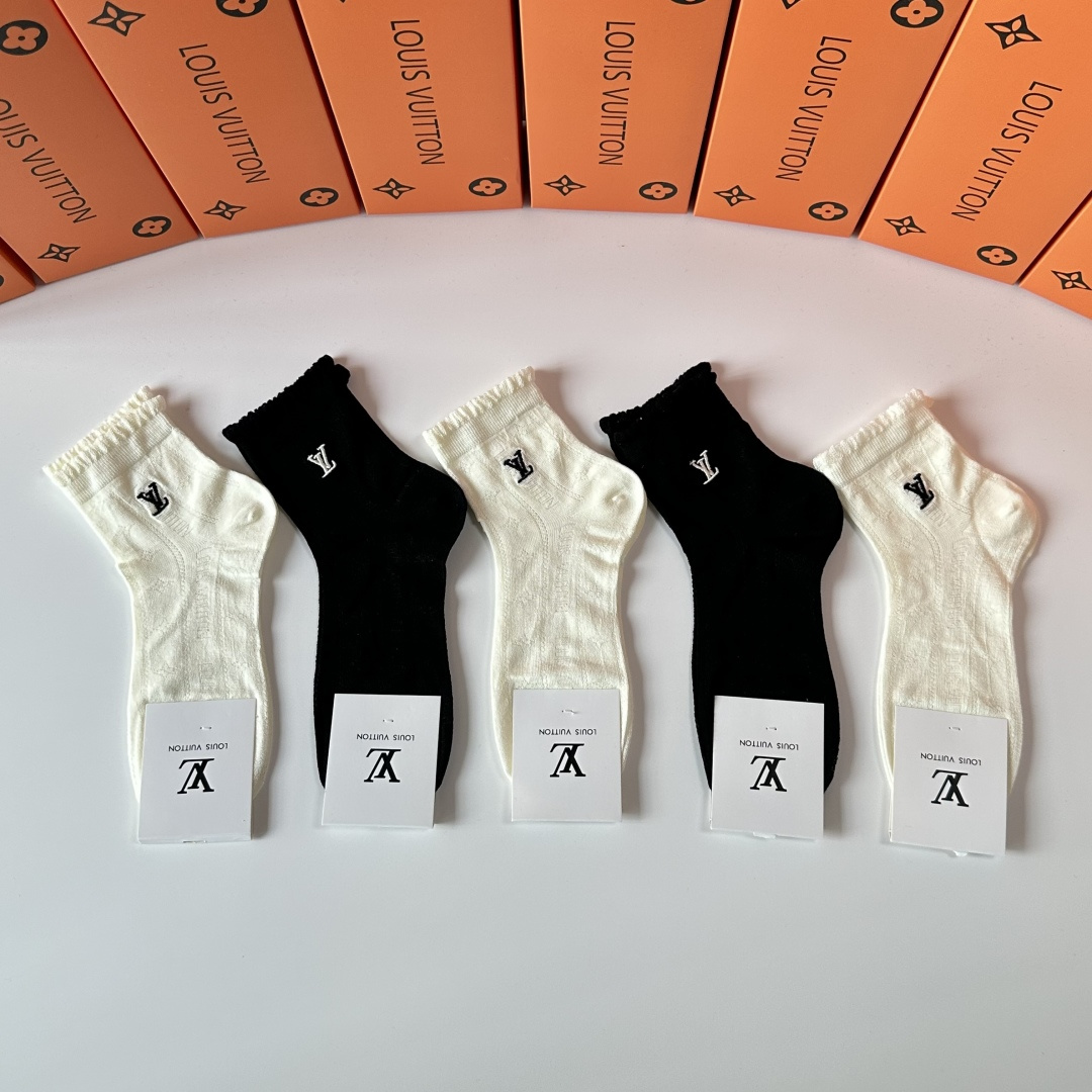 NO:299646,Specially equipped with counter packaging LV (Louis Vuitton) new embroidered medium and short socks piled socks!  One box of five pairs, counter synchronous socks, big brands go out on the street, trendy people must have super easy to match socks, socks, louis vuitton, louis vuitton, socks19860909特 配专柜包装 LV（路易威登）新款刺绣中短袜堆堆袜袜子！一盒五双,专柜同步筒袜袜子,大牌出街,潮人必备超好搭袜子,袜子,louis vuitton,louis vuitton,socks,accessory