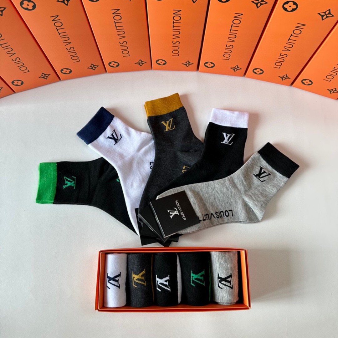  💛配包装
LV（路易威登）新款中长款堆堆袜袜子！一盒五双， 专柜同步筒款袜子，💛大牌出街，潮人必备。超