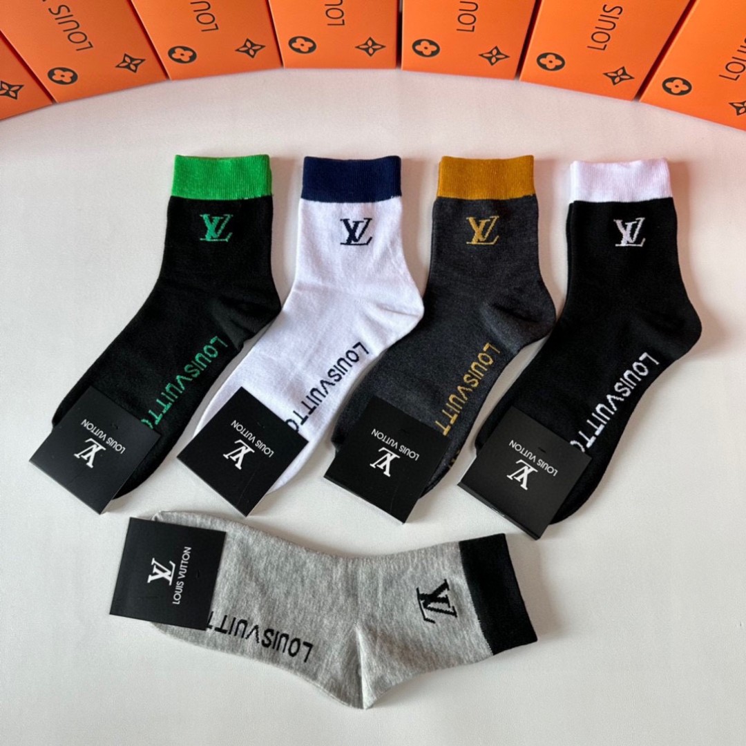  💛配包装
LV（路易威登）新款中长款堆堆袜袜子！一盒五双， 专柜同步筒款袜子，💛大牌出街，潮人必备。超