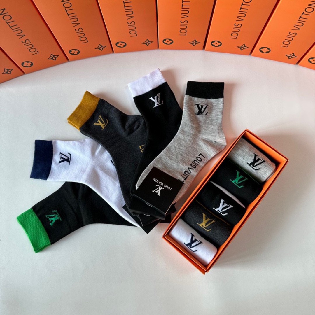  💛配包装
LV（路易威登）新款中长款堆堆袜袜子！一盒五双， 专柜同步筒款袜子，💛大牌出街，潮人必备。超