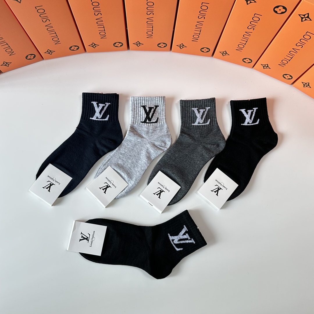   💛配专柜包装
LV（路易威登）新款中长筒袜堆堆袜袜子！一盒五双，专柜同步筒袜袜子，💛大牌出街，潮人必
