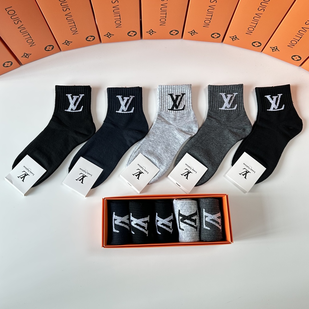   💛配专柜包装
LV（路易威登）新款中长筒袜堆堆袜袜子！一盒五双，专柜同步筒袜袜子，💛大牌出街，潮人必