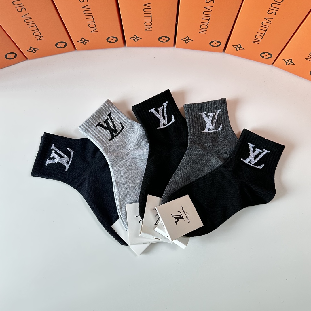   💛配专柜包装
LV（路易威登）新款中长筒袜堆堆袜袜子！一盒五双，专柜同步筒袜袜子，💛大牌出街，潮人必