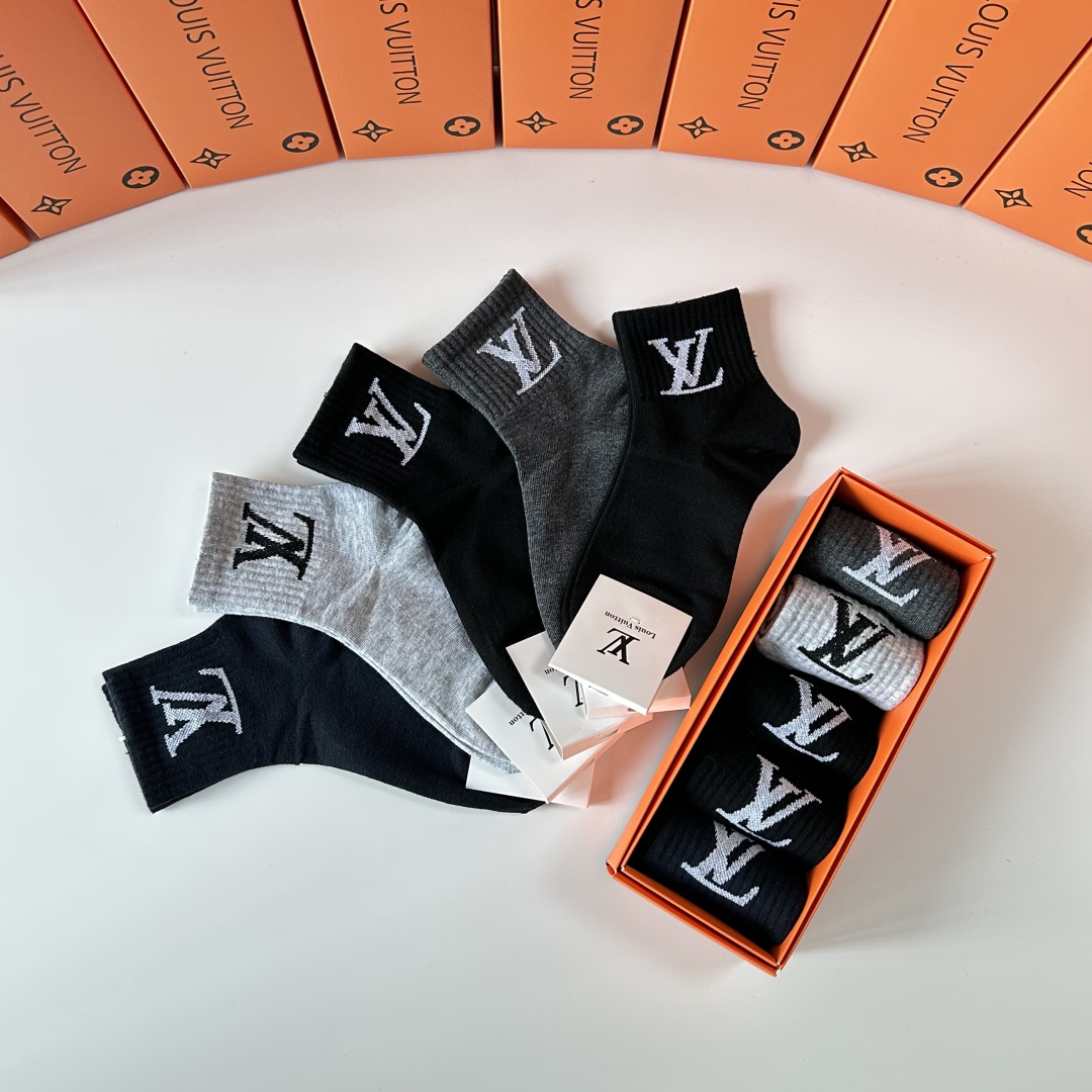   💛配专柜包装
LV（路易威登）新款中长筒袜堆堆袜袜子！一盒五双，专柜同步筒袜袜子，💛大牌出街，潮人必