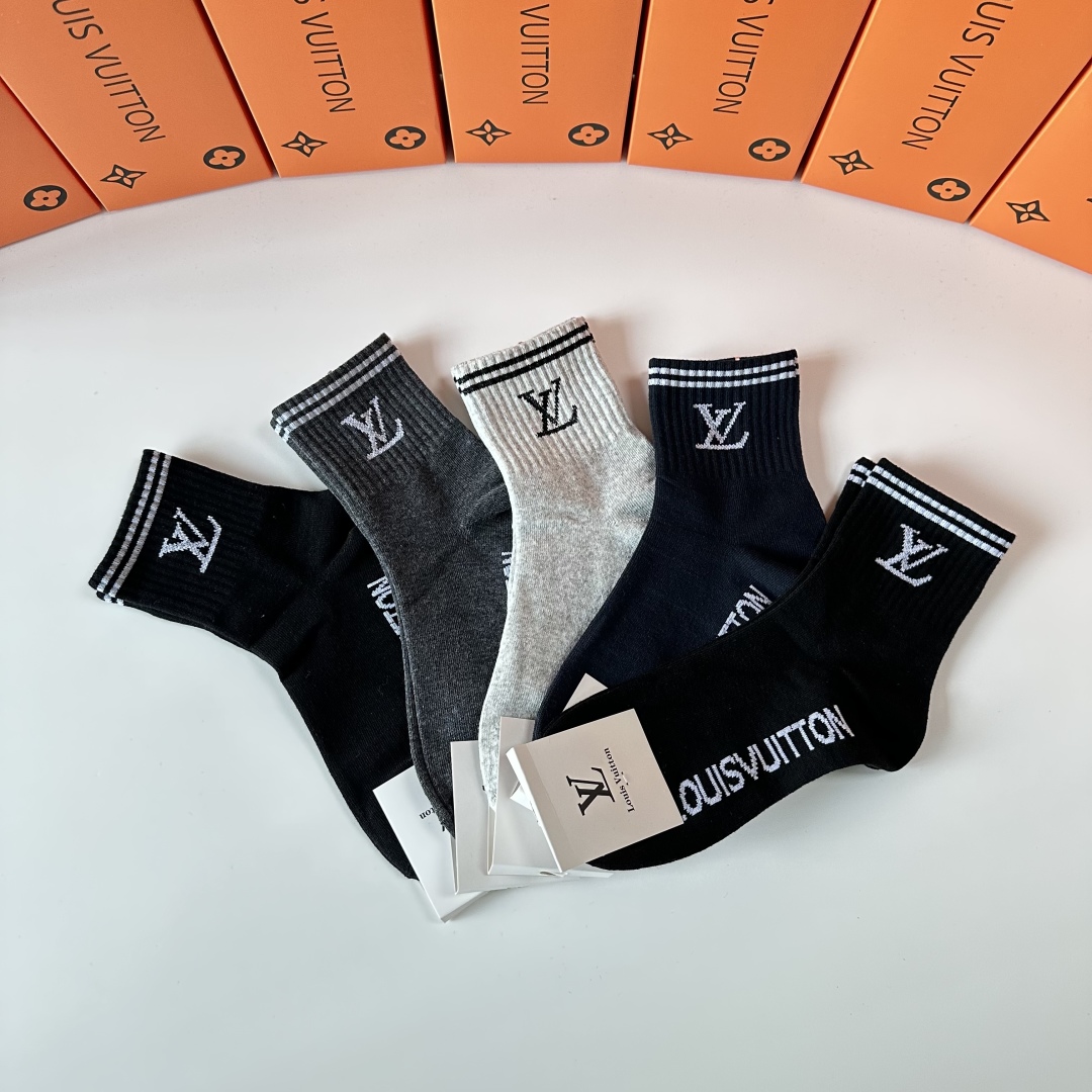   💛配专柜包装
LV（路易威登）新款中长筒袜堆堆袜袜子！一盒五双，专柜同步筒袜袜子，💛大牌出街，潮人必