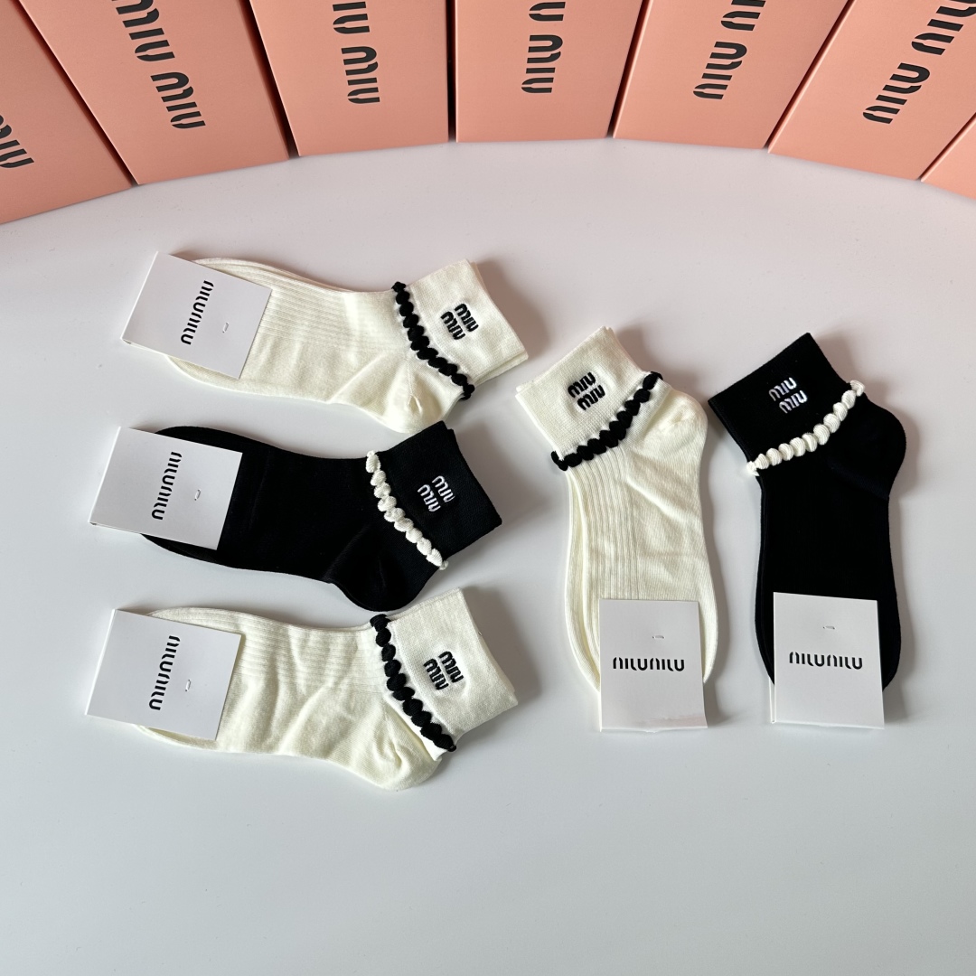   💛配专柜包装
MiuMiu（缪缪）新款刺绣中短筒袜堆堆袜袜子！一盒五双，专柜同步筒袜袜子，💛大牌出街