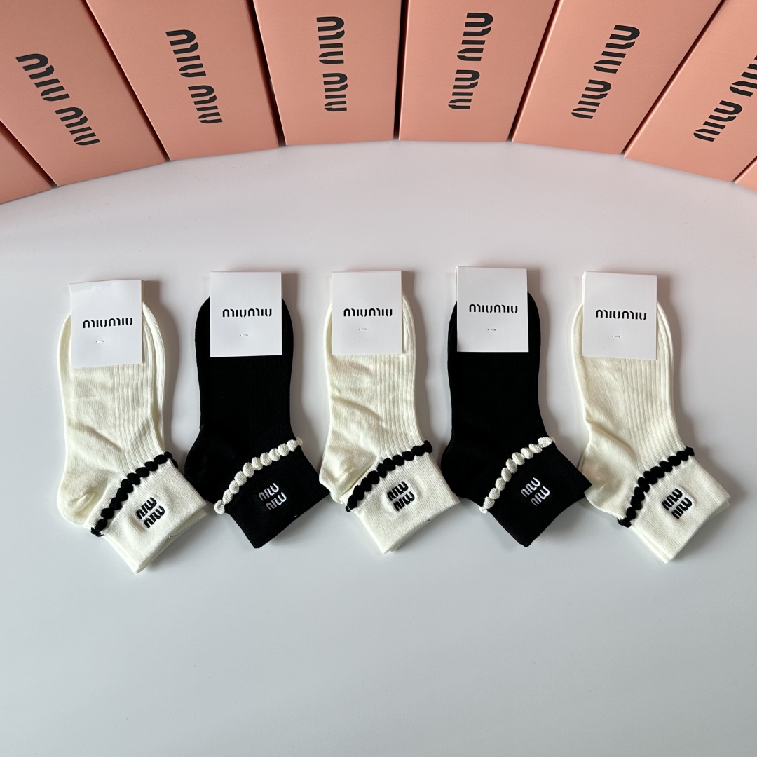   💛配专柜包装
MiuMiu（缪缪）新款刺绣中短筒袜堆堆袜袜子！一盒五双，专柜同步筒袜袜子，💛大牌出街