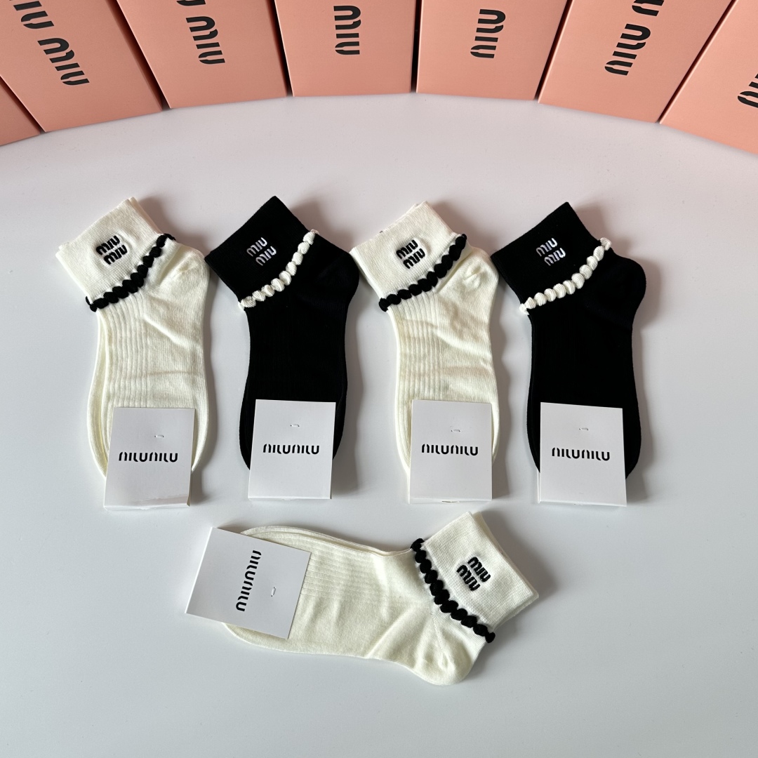   💛配专柜包装
MiuMiu（缪缪）新款刺绣中短筒袜堆堆袜袜子！一盒五双，专柜同步筒袜袜子，💛大牌出街
