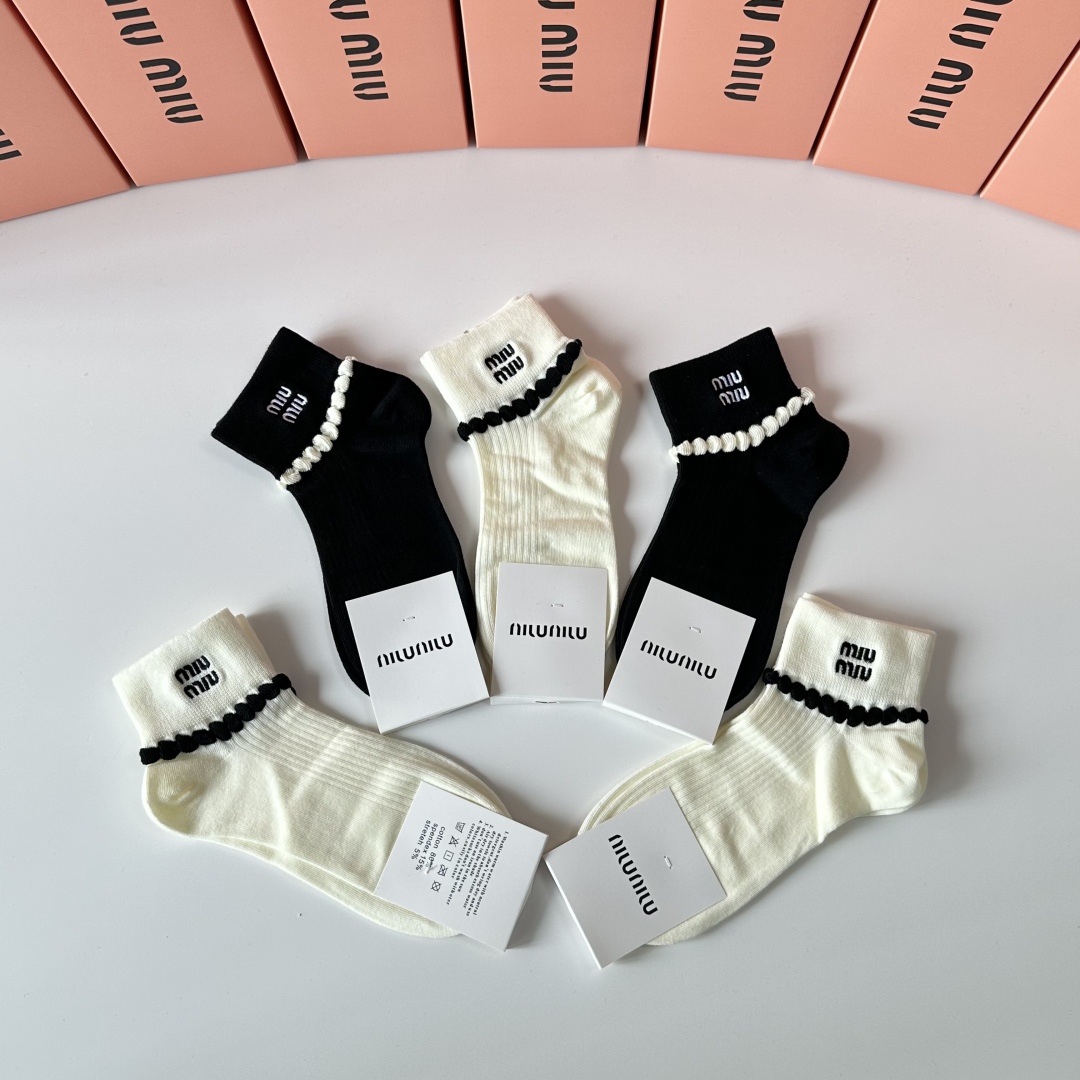   💛配专柜包装
MiuMiu（缪缪）新款刺绣中短筒袜堆堆袜袜子！一盒五双，专柜同步筒袜袜子，💛大牌出街