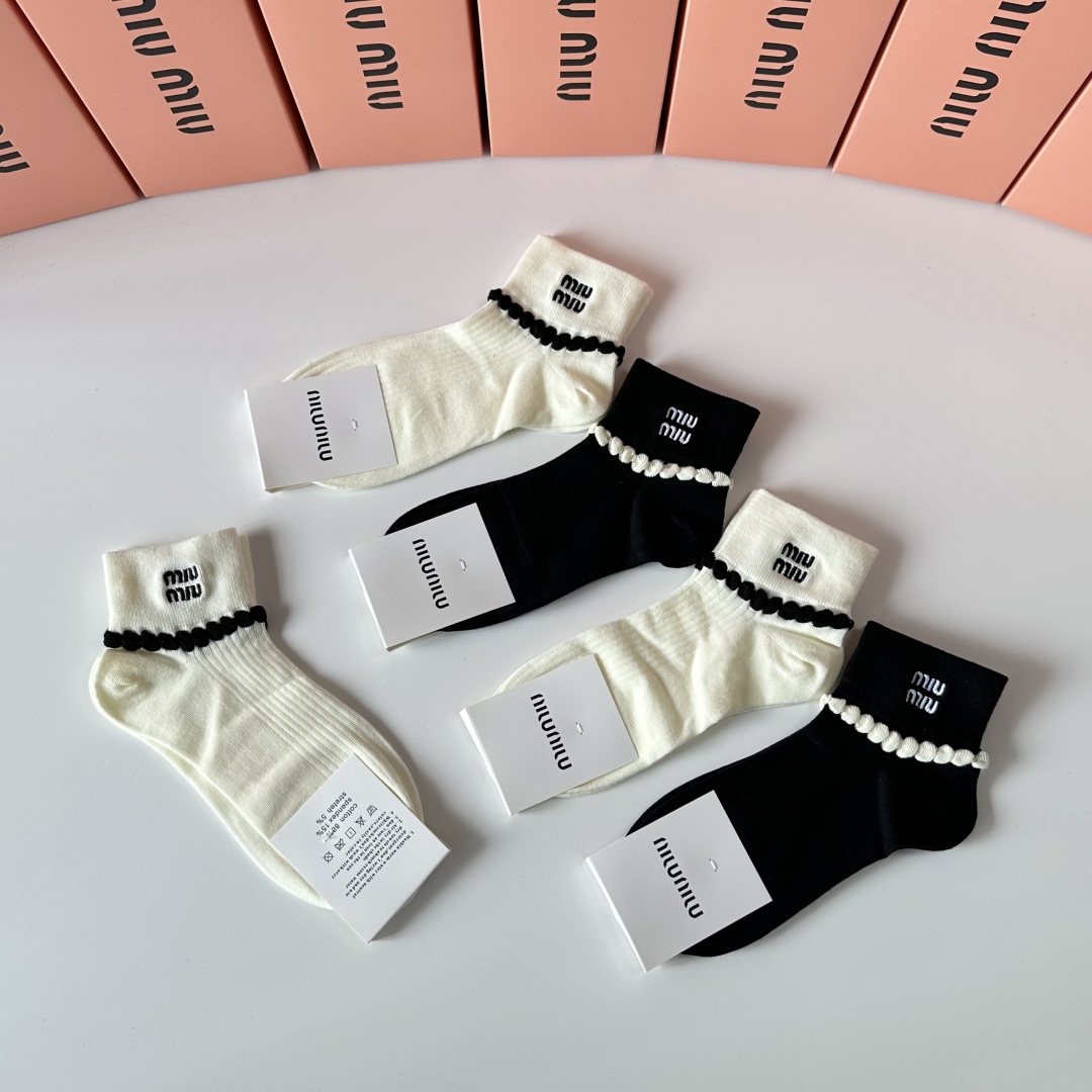   💛配专柜包装
MiuMiu（缪缪）新款刺绣中短筒袜堆堆袜袜子！一盒五双，专柜同步筒袜袜子，💛大牌出街
