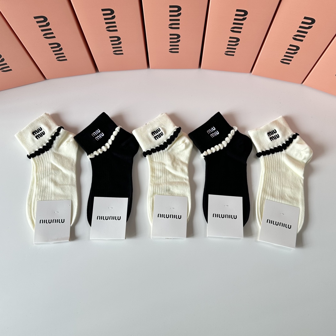   💛配专柜包装
MiuMiu（缪缪）新款刺绣中短筒袜堆堆袜袜子！一盒五双，专柜同步筒袜袜子，💛大牌出街