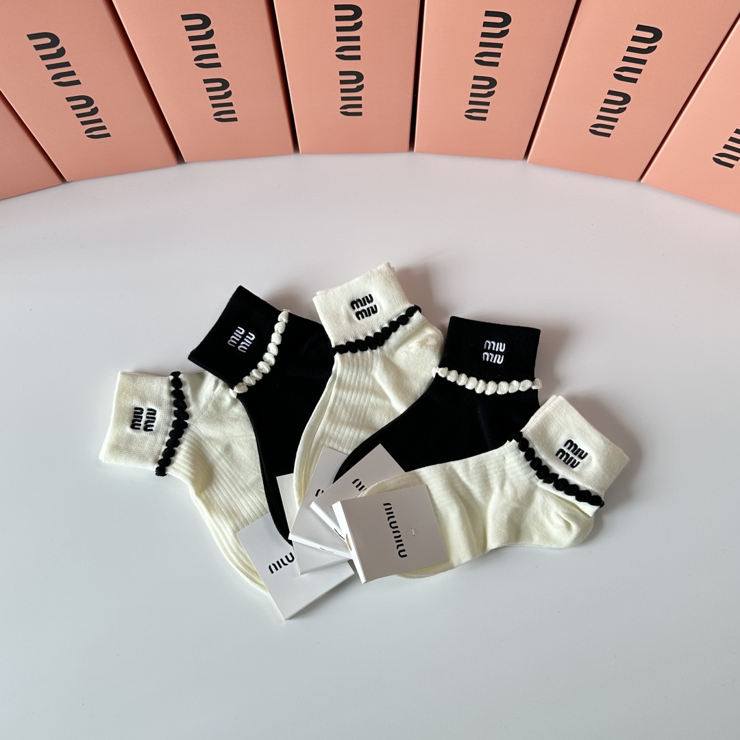   💛配专柜包装
MiuMiu（缪缪）新款刺绣中短筒袜堆堆袜袜子！一盒五双，专柜同步筒袜袜子，💛大牌出街