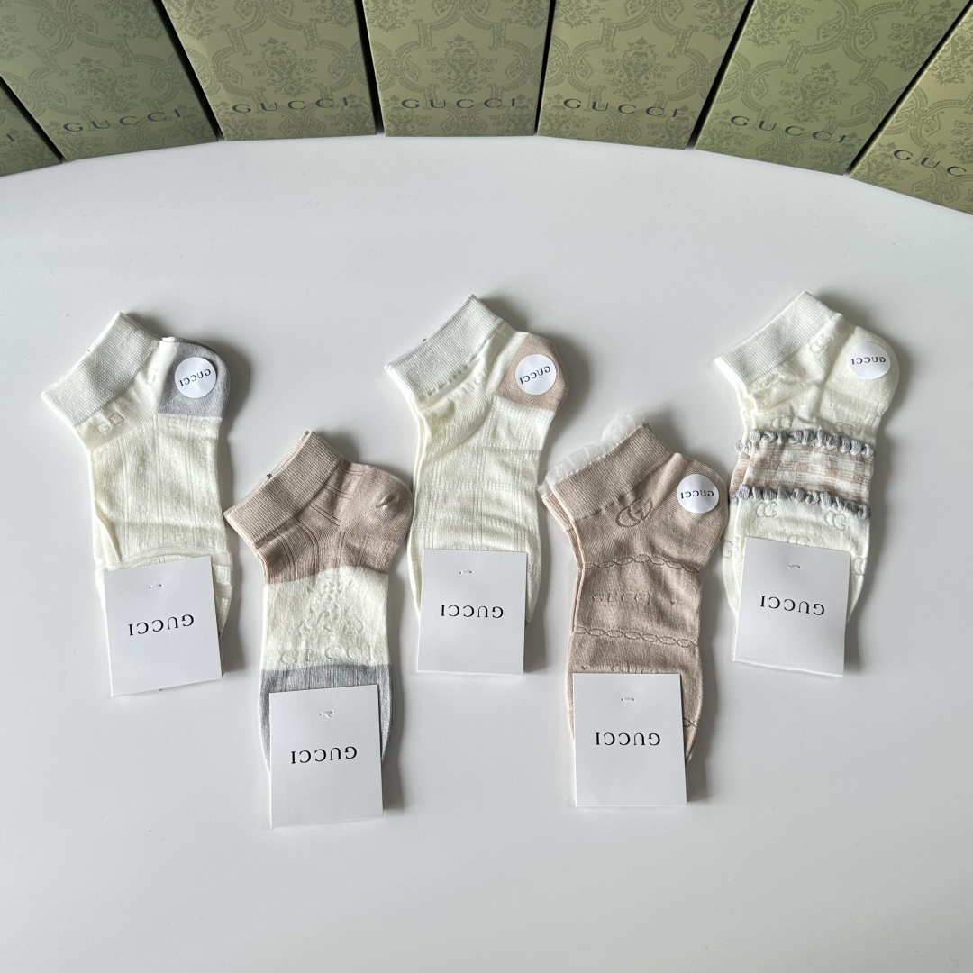  💛配包装
Gucci（古驰）新款经典中短款堆堆袜袜子！一盒五双， 专柜同步筒款袜子，💛大牌出街，潮人必