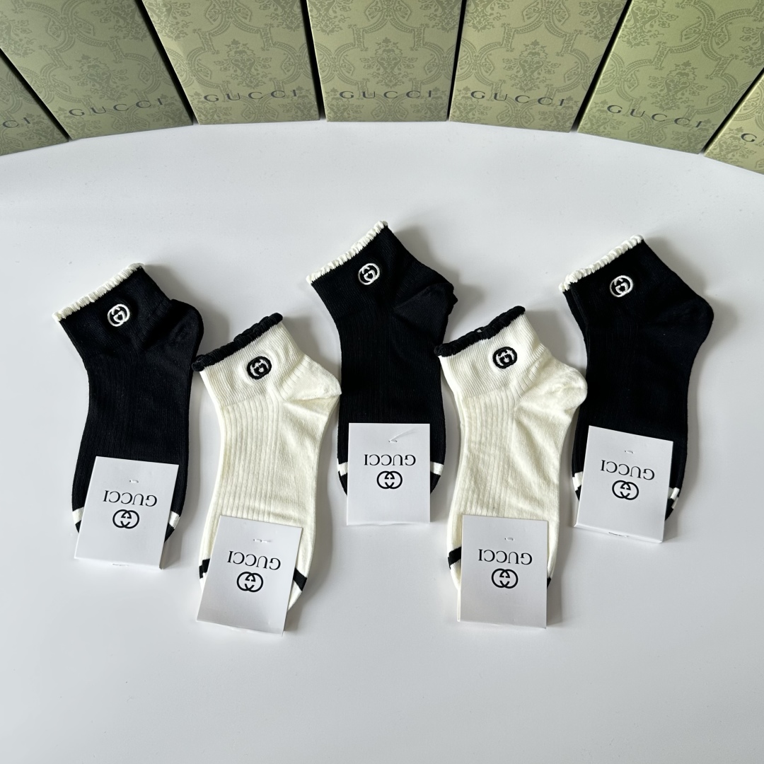 💛配包装
Gucci（古驰）新款刺绣经典中短款堆堆袜袜子！一盒五双， 专柜同步筒款袜子，💛大牌出街，潮人