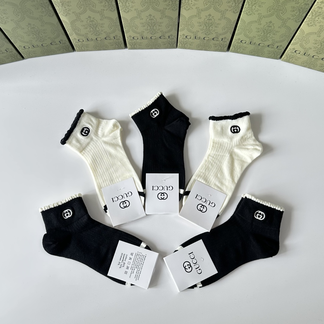 💛配包装
Gucci（古驰）新款刺绣经典中短款堆堆袜袜子！一盒五双， 专柜同步筒款袜子，💛大牌出街，潮人