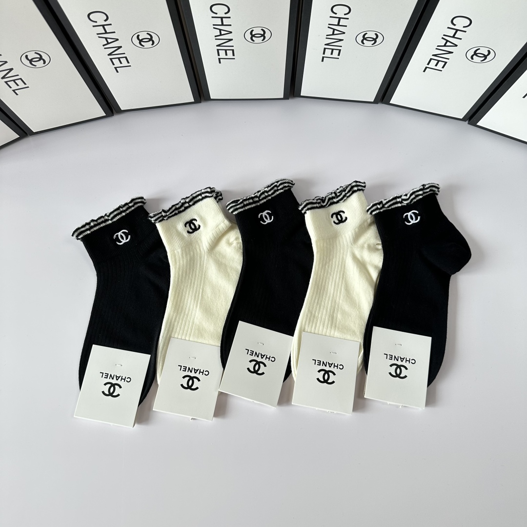 💛配包装
Chanel（香奈儿）新款经典刺绣中短款堆堆袜袜子！一盒五双， 专柜同步筒袜袜子，💛大牌出街，