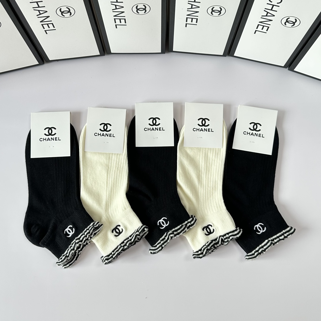 💛配包装
Chanel（香奈儿）新款经典刺绣中短款堆堆袜袜子！一盒五双， 专柜同步筒袜袜子，💛大牌出街，