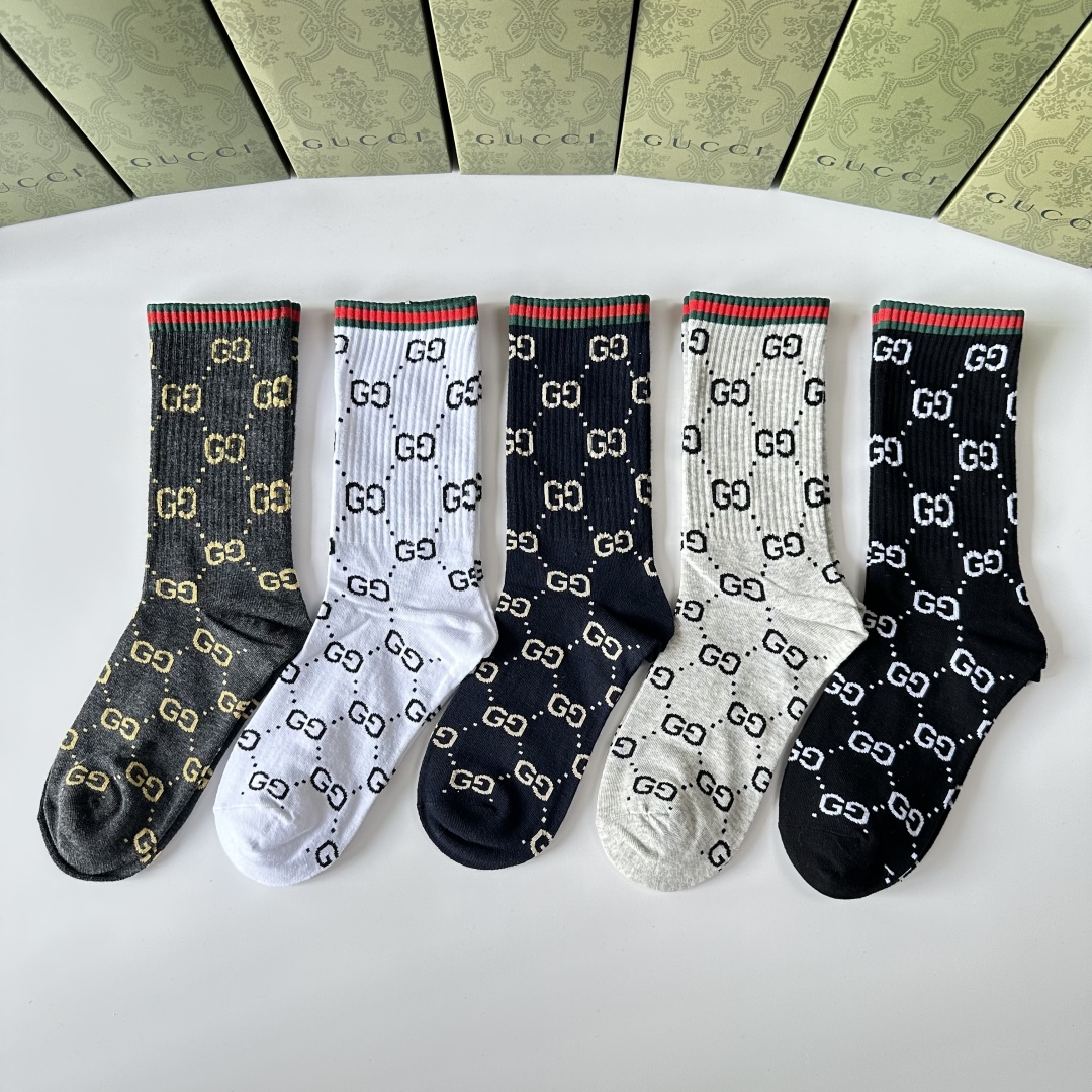 💛配专柜包装
Gucci（古驰）新款中长款堆堆袜袜子！一盒五双，专柜同步筒袜袜子，💛大牌出街，潮人必备。