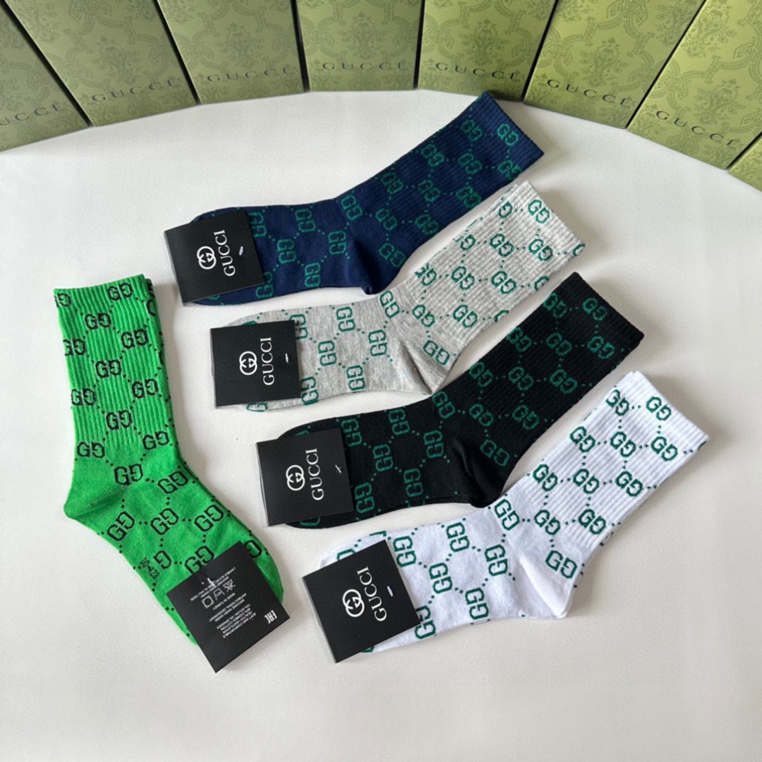  💛配专柜包装
Gucci（古驰）新款中长款堆堆袜袜子！一盒五双，专柜同步筒袜袜子，💛大牌出街，潮人必备