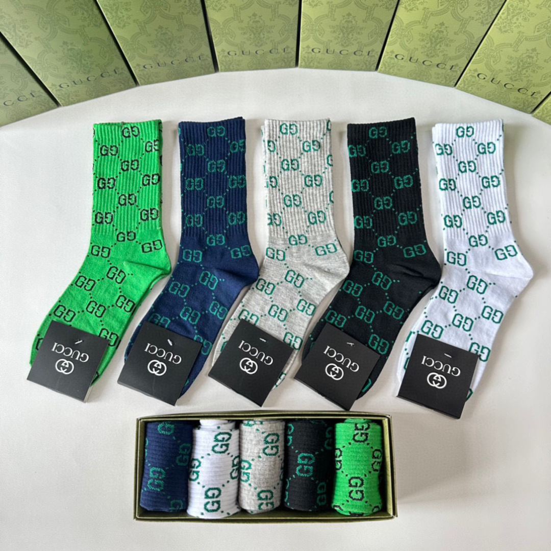 💛配专柜包装
Gucci（古驰）新款中长款堆堆袜袜子！一盒五双，专柜同步筒袜袜子，💛大牌出街，潮人必备