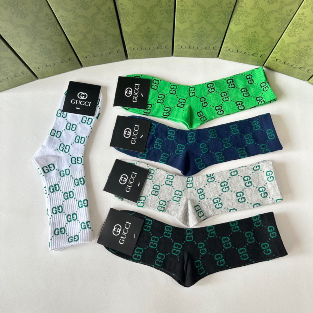  💛配专柜包装
Gucci（古驰）新款中长款堆堆袜袜子！一盒五双，专柜同步筒袜袜子，💛大牌出街，潮人必备