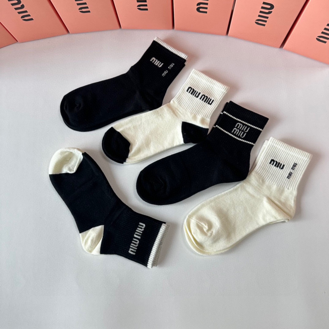  💛配专柜包装
MiuMiu（缪缪）新款中长款堆堆袜袜子！一盒五双，专柜同步筒袜袜子，💛大牌出街，潮人必