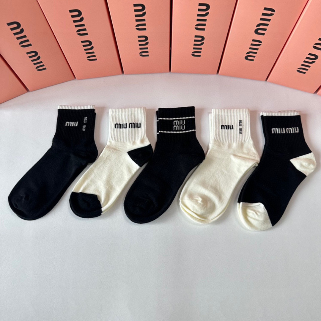  💛配专柜包装
MiuMiu（缪缪）新款中长款堆堆袜袜子！一盒五双，专柜同步筒袜袜子，💛大牌出街，潮人必