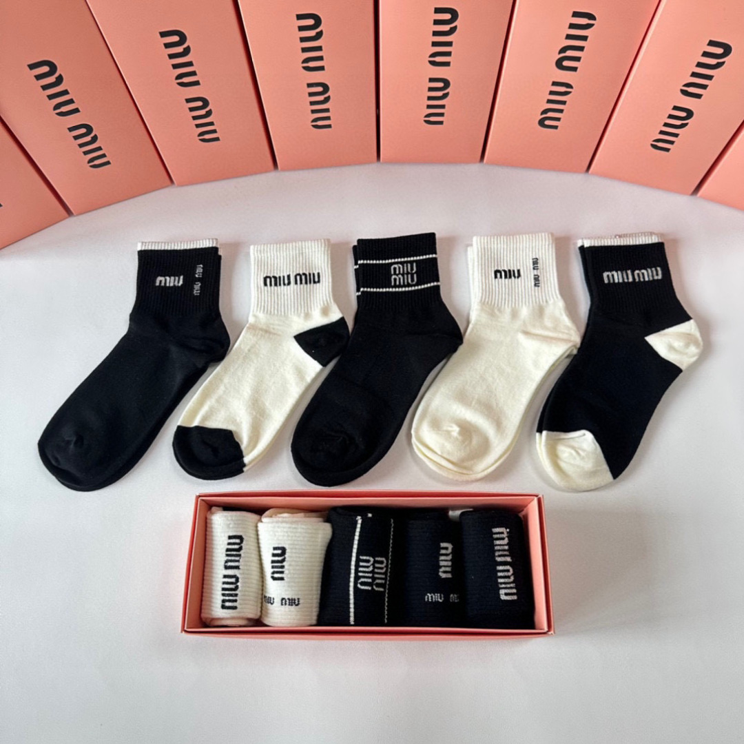  💛配专柜包装
MiuMiu（缪缪）新款中长款堆堆袜袜子！一盒五双，专柜同步筒袜袜子，💛大牌出街，潮人必