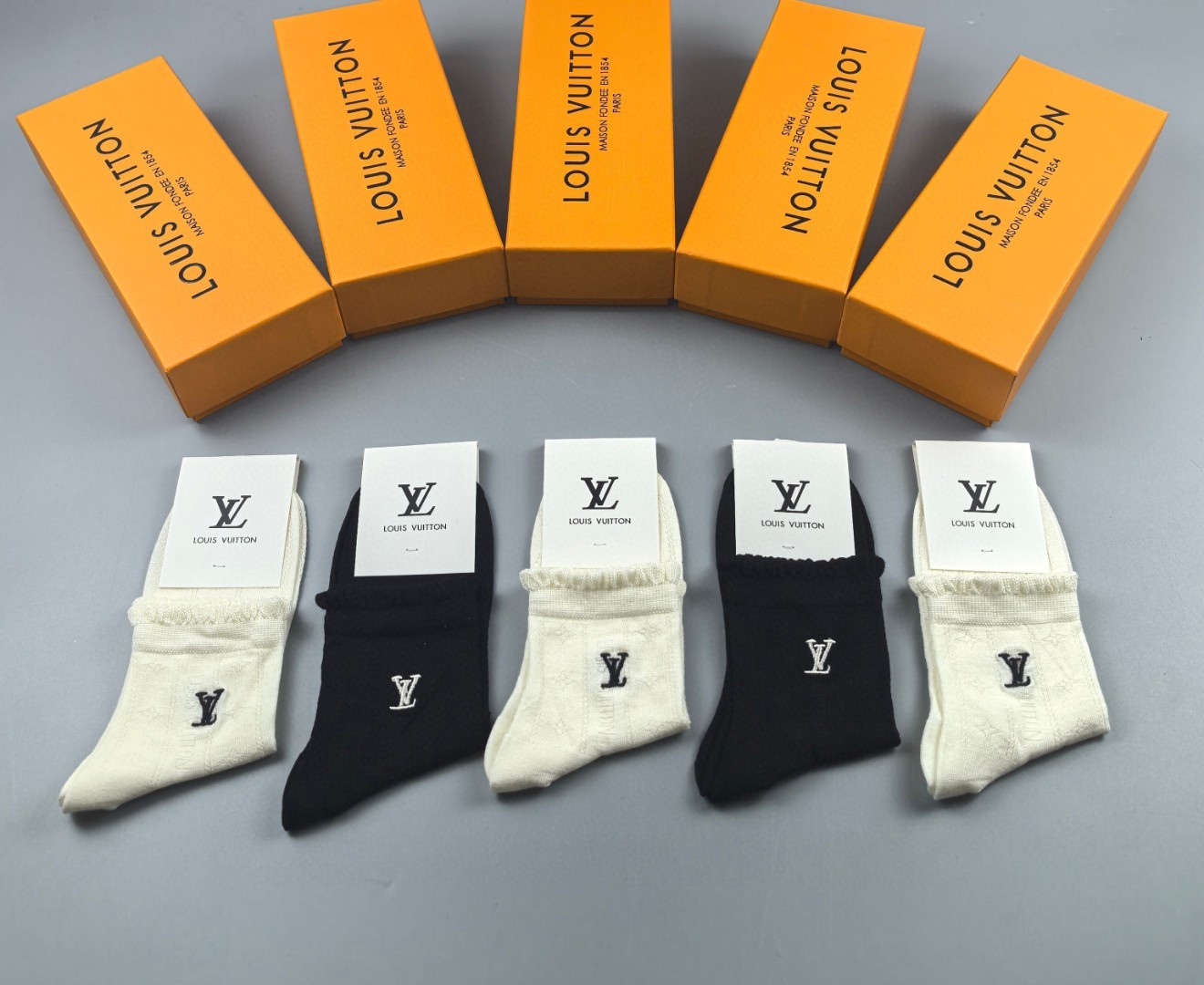  💛配包装
LV（路易威登）新款经典刺绣中长款堆堆袜袜子！一盒五双， 专柜同步筒袜袜子，💛大牌出街，潮人