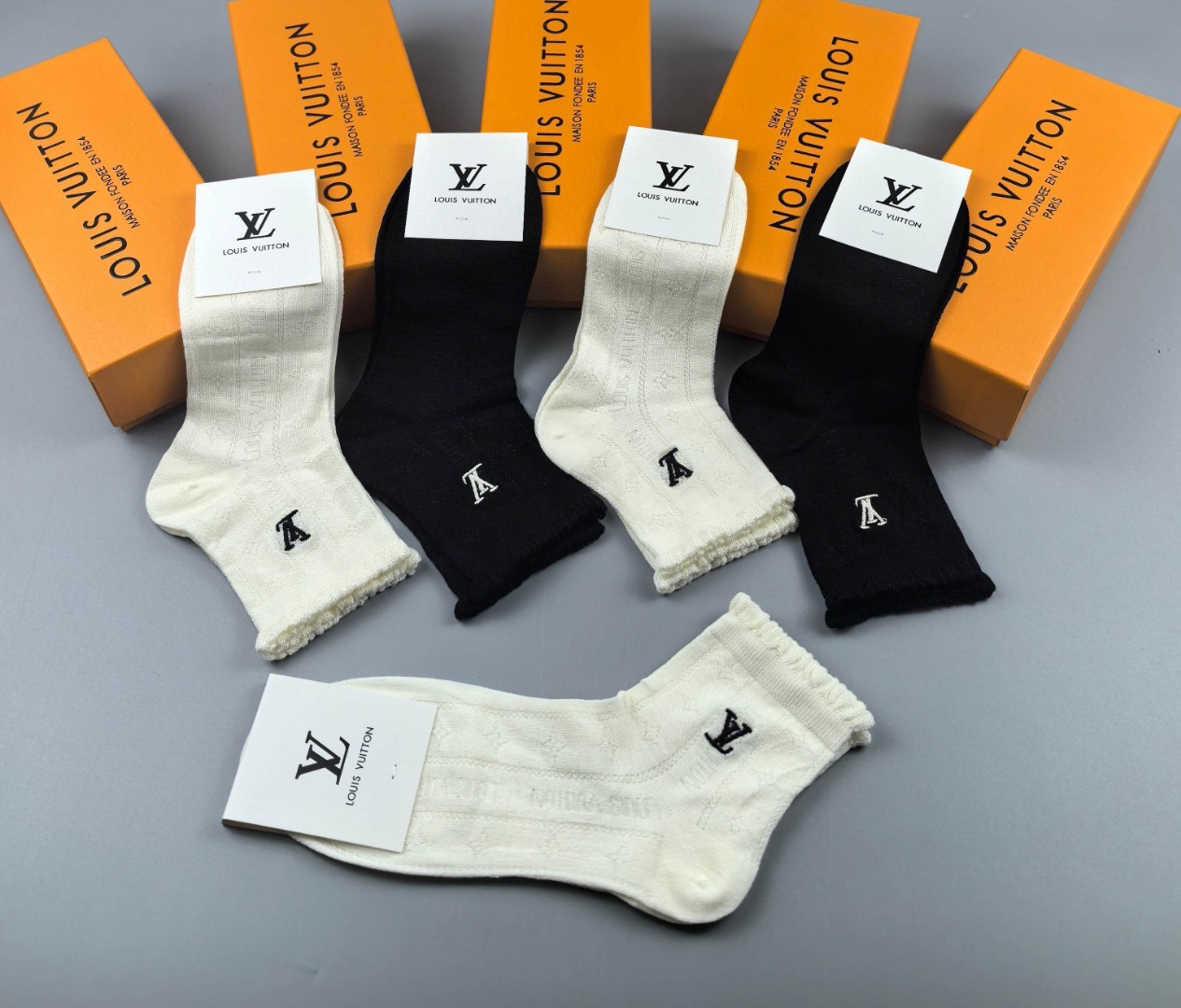  💛配包装
LV（路易威登）新款经典刺绣中长款堆堆袜袜子！一盒五双， 专柜同步筒袜袜子，💛大牌出街，潮人