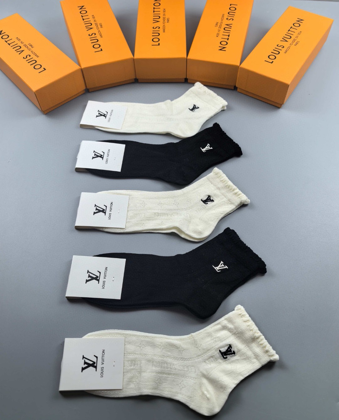  💛配包装
LV（路易威登）新款经典刺绣中长款堆堆袜袜子！一盒五双， 专柜同步筒袜袜子，💛大牌出街，潮人