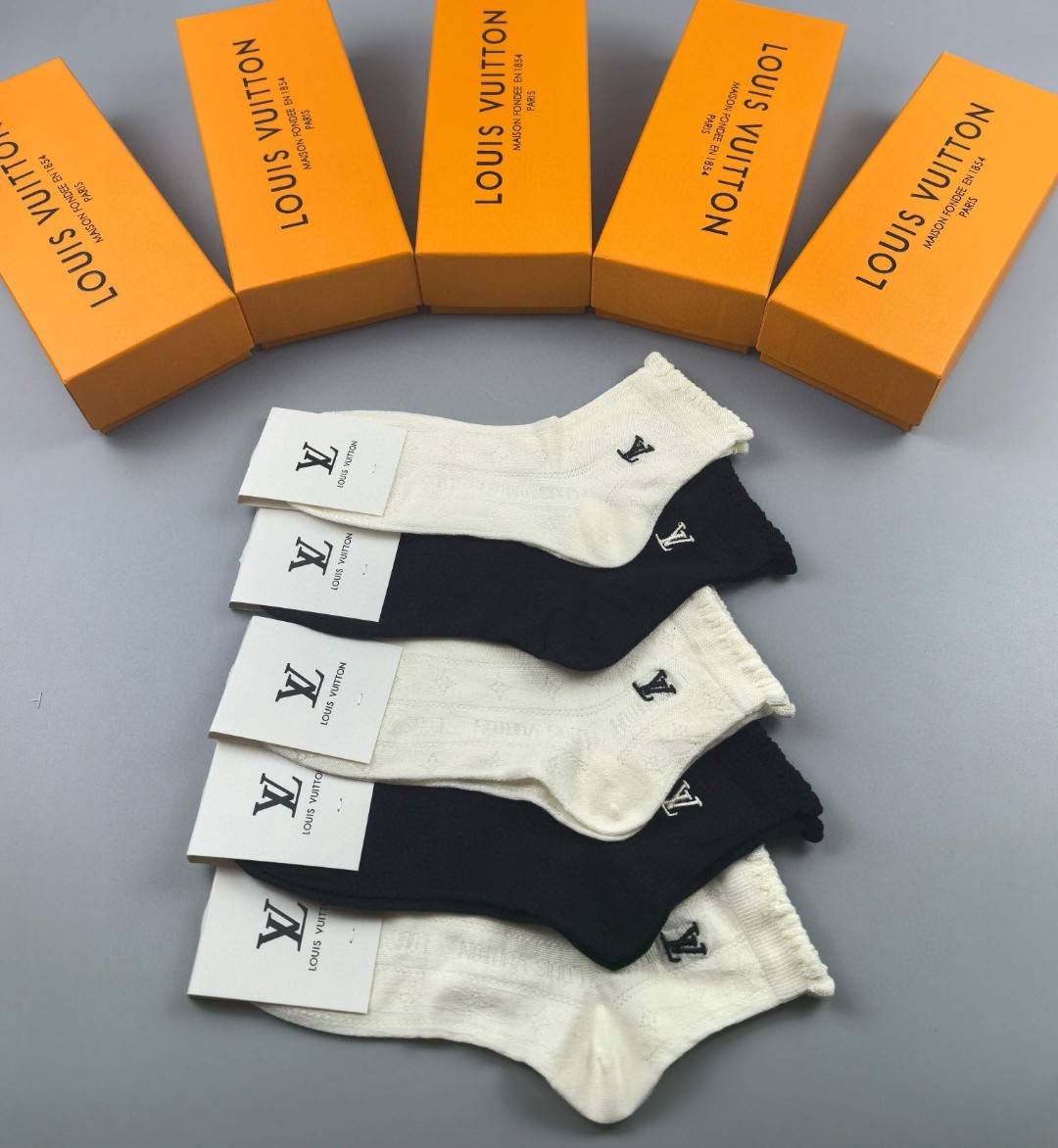  💛配包装
LV（路易威登）新款经典刺绣中长款堆堆袜袜子！一盒五双， 专柜同步筒袜袜子，💛大牌出街，潮人