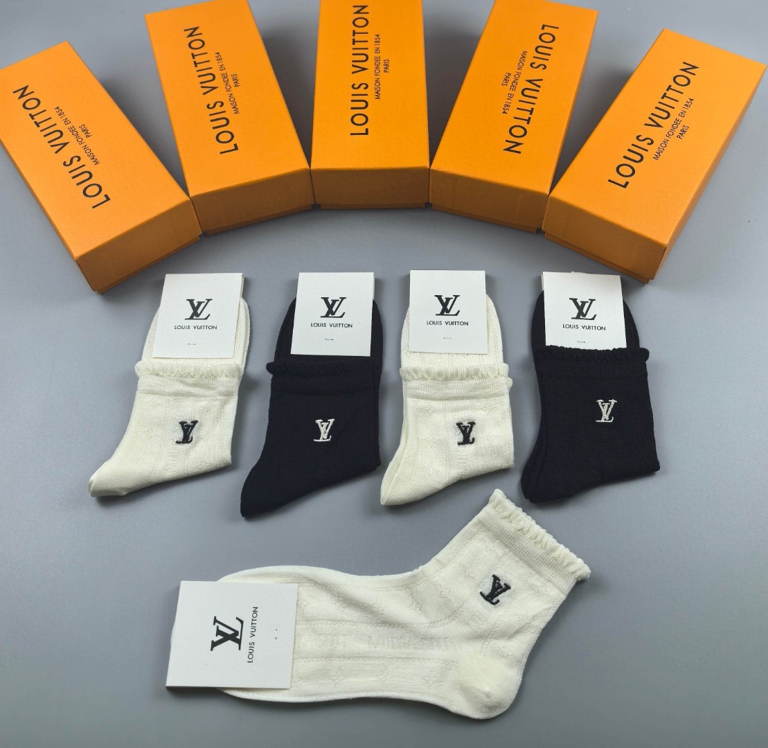  💛配包装
LV（路易威登）新款经典刺绣中长款堆堆袜袜子！一盒五双， 专柜同步筒袜袜子，💛大牌出街，潮人