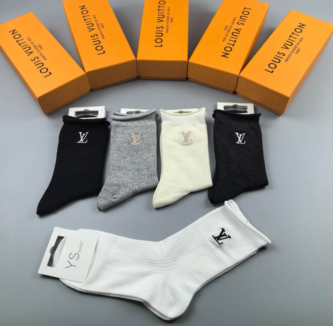 💛配包装
Chanel（香奈儿）新款经典刺绣中长款堆堆袜袜子！一盒五双， 专柜同步筒袜袜子，💛大牌出街，