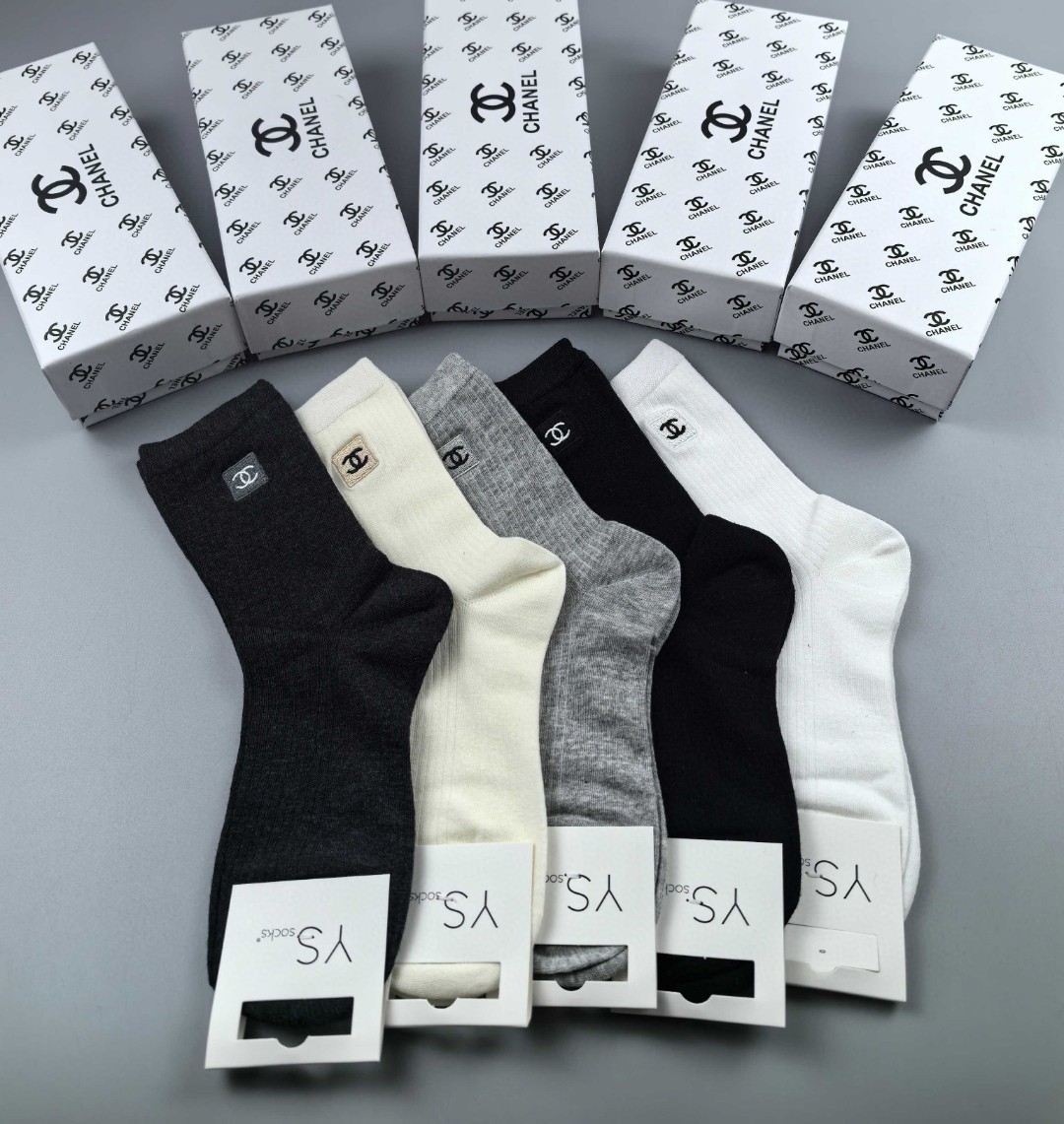 💛配包装
Chanel（香奈儿）新款经典刺绣中长款堆堆袜袜子！一盒五双， 专柜同步筒袜袜子，💛大牌出街，
