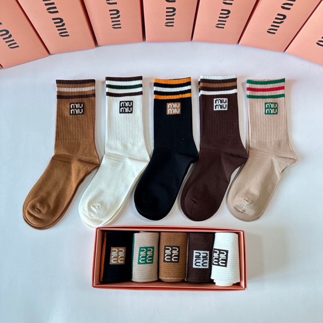  💛配包装
MiuMiu（缪缪）新款中长款堆堆袜袜子！一盒五双， 专柜同步筒款袜子，💛大牌出街，潮人必备