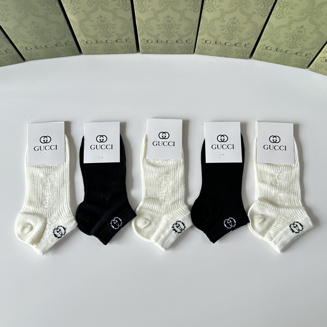 💛配专柜包装
Gucci（古驰）新款中短款堆堆袜袜子！一盒五双，专柜同步筒袜袜子，💛大牌出街，潮人必备。