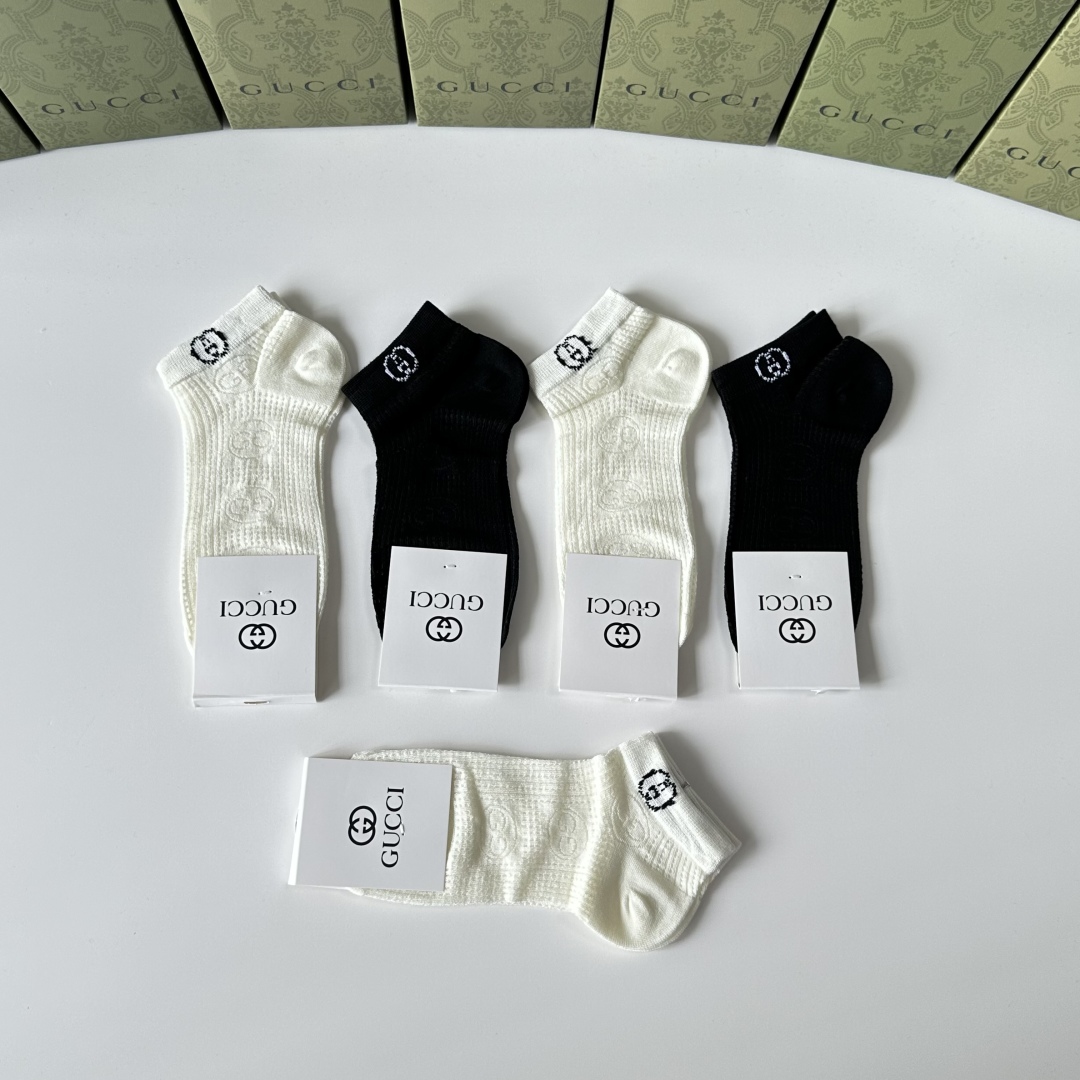 💛配专柜包装
Gucci（古驰）新款中短款堆堆袜袜子！一盒五双，专柜同步筒袜袜子，💛大牌出街，潮人必备。